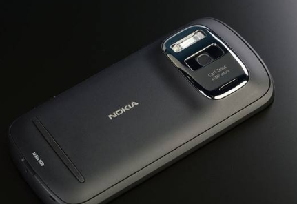 2012年,诺基亚推出了搭载4100万像素摄像头的808 pureview