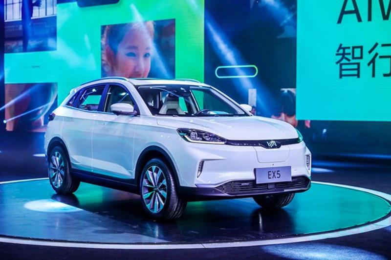 威马汽车首款量产车EX5正式发布 图片来源:威马汽车 交订金之后,韩彬被拉入威马全国车友群,这是一个由威马官方运营人员和威马预订用户组建的微信群。时间久了,韩彬发现人员复杂,很多并不是真正的预订车主或纯粹的车友,而是“与威马有某种利益关系的人,被蛊惑了,像是带节奏的水军”,不允许任何质疑和批评。 韩彬在车展上看过样车之后,在群里反映后排空间小、车身漆面不均匀等问题,没成想遭到一众人的围攻。四月份预订威马之后,有很长一段沉静期,威马、小鹏等都没有消息放出,业内很安静,大家很期待每天