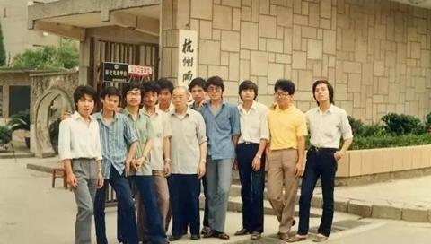 1988年,马云与外语系师生的毕业照