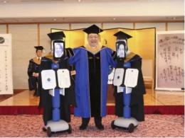 日本毕业典礼由机器人替代，堪比恐怖片现场