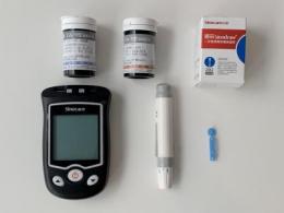 基于STM8L的血糖尿酸仪拆解：征服病患的医疗电子产品从来不靠颜值