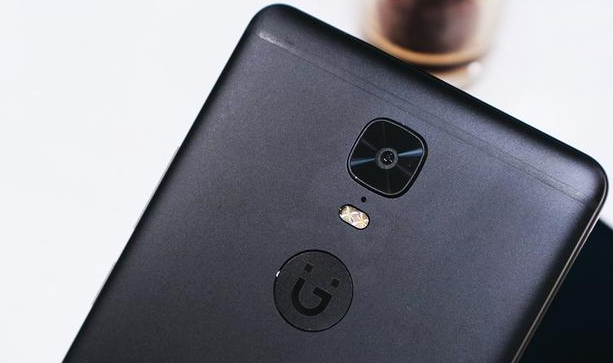 金立m6s plus背面金属机身