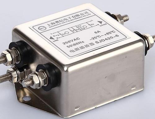 不像普通的三端电容,穿心电容它是直接安装在金属面板上,这样一来接地