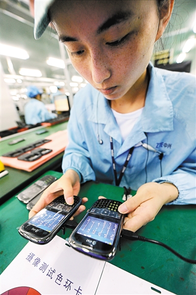 中兴通讯手机生产系车间,除尘包装.