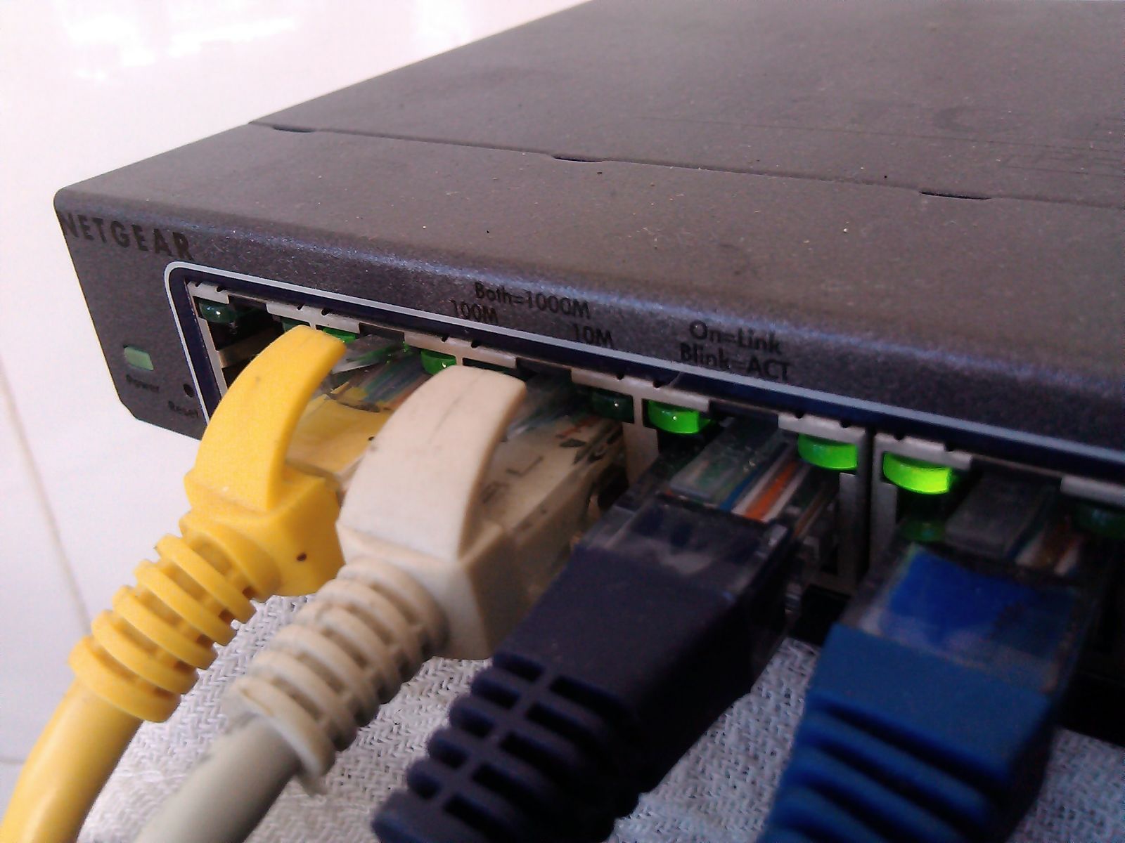 现在很多网络设备对于不同的网络速度有不同的指示灯.